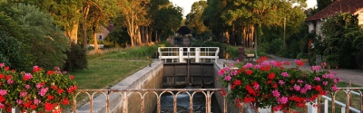 La Reine Pedauque passing a lock on the Burgundy canal